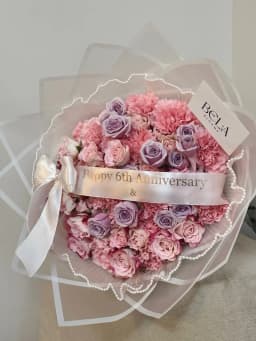 Strauß aus rosa und fliederfarbenen Rosen (Demo-Foto)